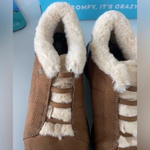 NWT, Bzees Golden Toffee bootie Size 9